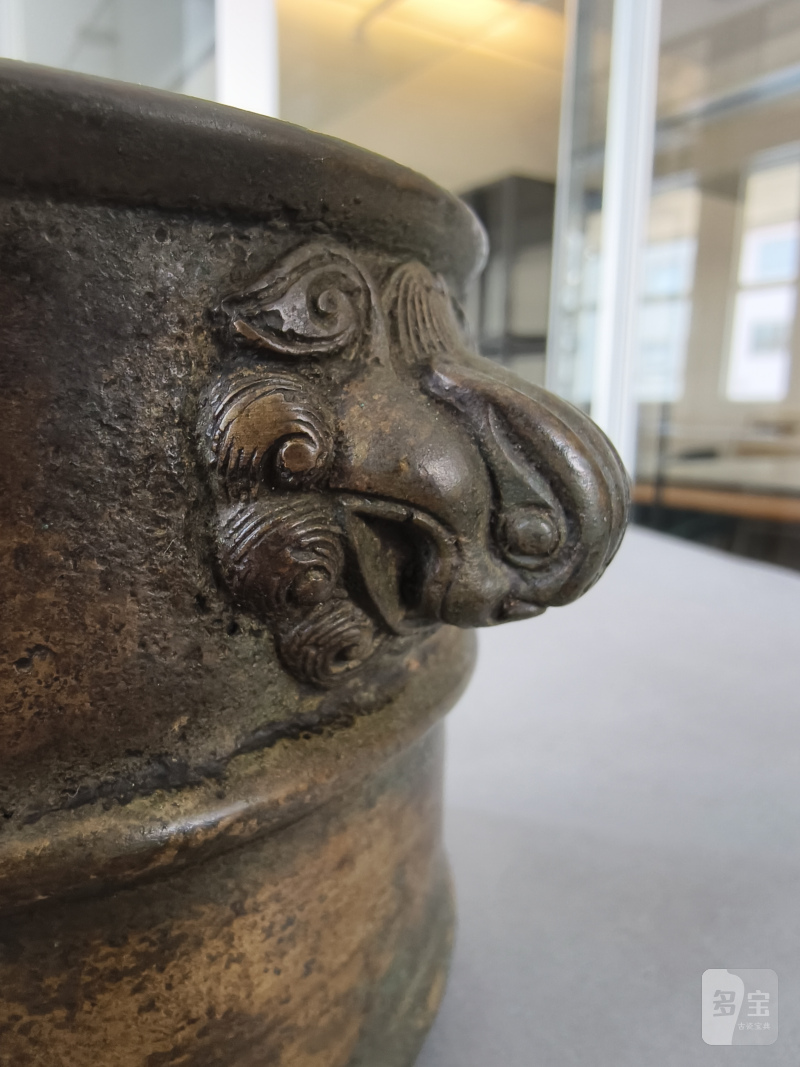 A cylindrical bronze incense burner in the shape of a cylindrical 'Lian' with relief burrs and mask handles on the sides - 图14